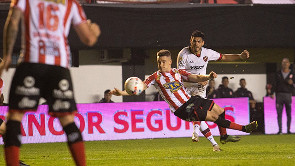 Patrón perdió de visitante en un juego muy controvertido.