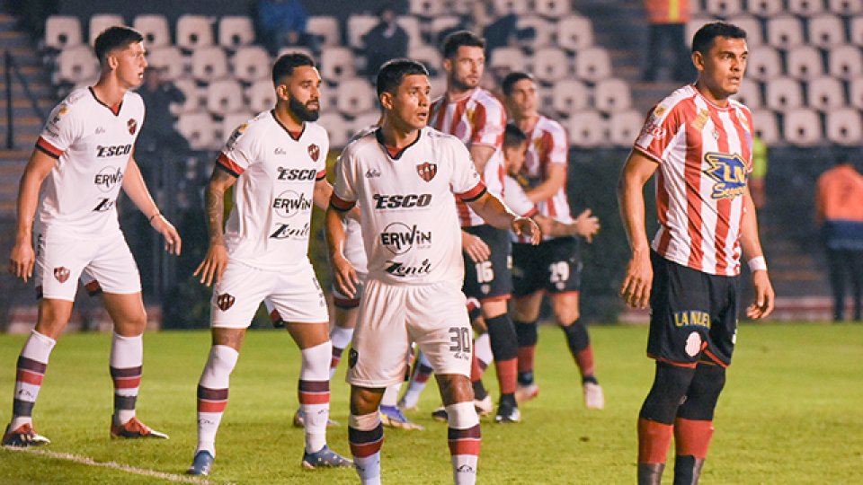 Patrón perdió de visitante en un juego muy controvertido.