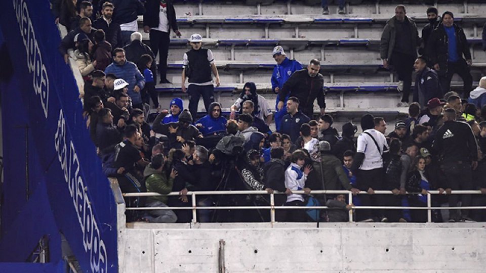 Un duro informe de Conmebol por los incidentes ante Talleres complica a Vélez.