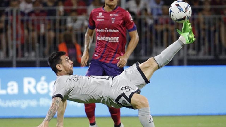Con una chilena de Messi, PSG aplastó a Clermont en su debut por la Ligue 1.