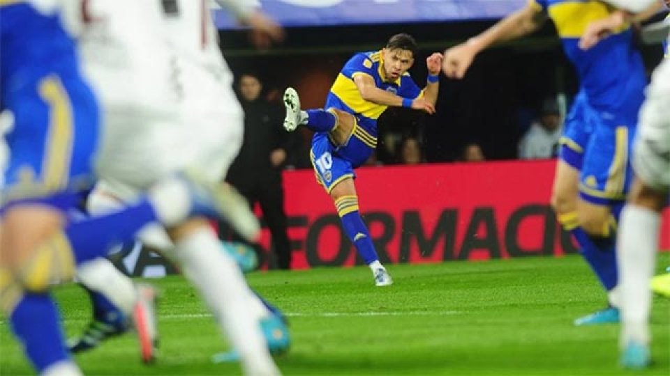 El tremendo tiro libre de Romero para su primer gol en Boca.