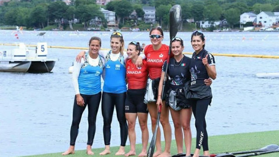 A la izquierda, Magdalena Garro y Brenda Rojas posan para la foto.