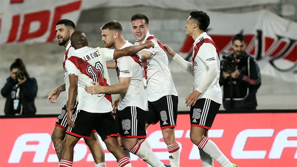 River goleó a Newell's y sigue a la expectativa.