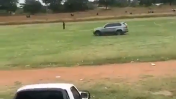 Video: un hincha intentó atropellar a un árbitro con su camioneta en Sudáfrica