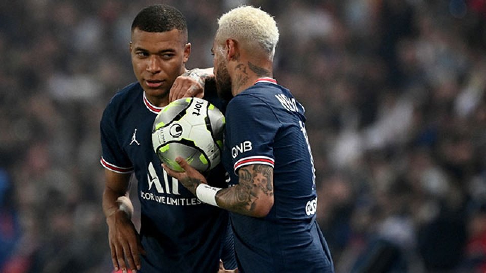 Mbappé era el encargado de patear, pero Naymar se le adelantó.