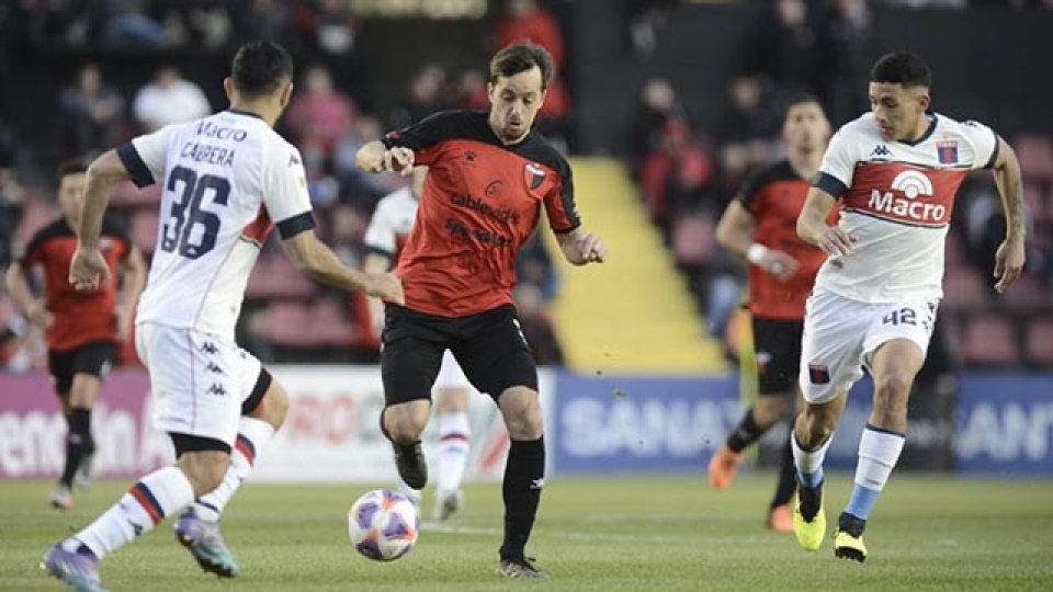 Colón se reencontró con el triunfo ante Tigre en un final emotivo.