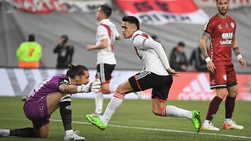 River goleó a Central Córdoba y se acercó a la cima de la Liga.