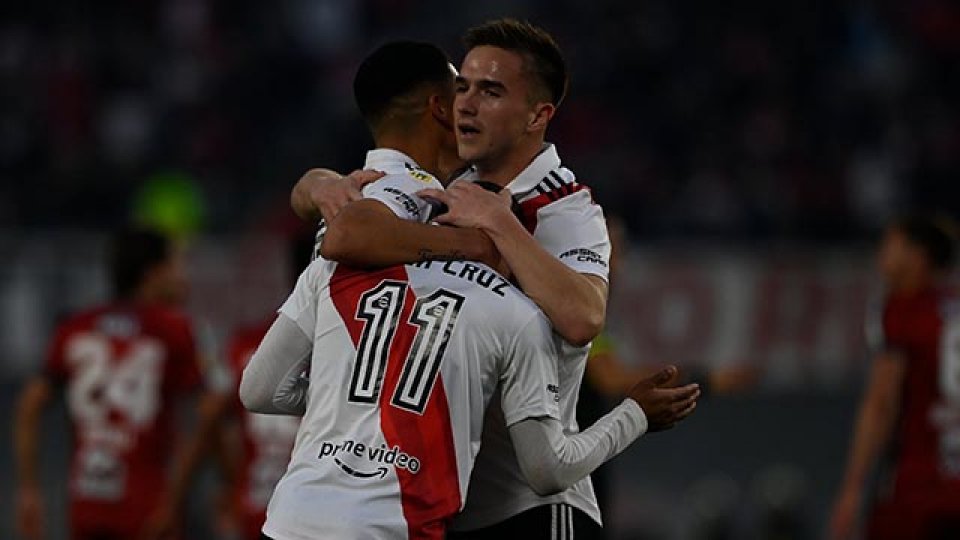 River goleó a Central Córdoba y se acercó a la cima de la Liga.
