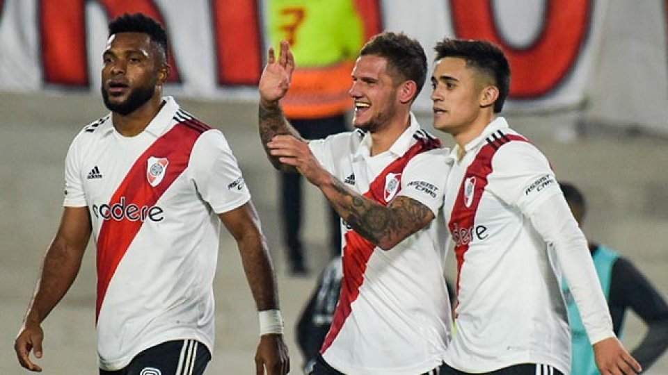 River goleó a Central Córdoba y se acercó a la cima de la Liga.