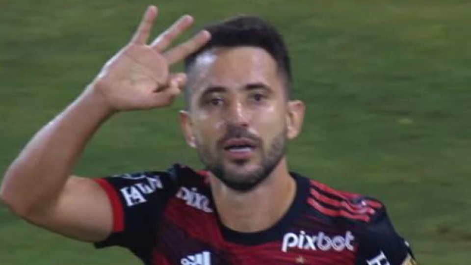Everton Ribeiro definió para el segundo del Flamengo.