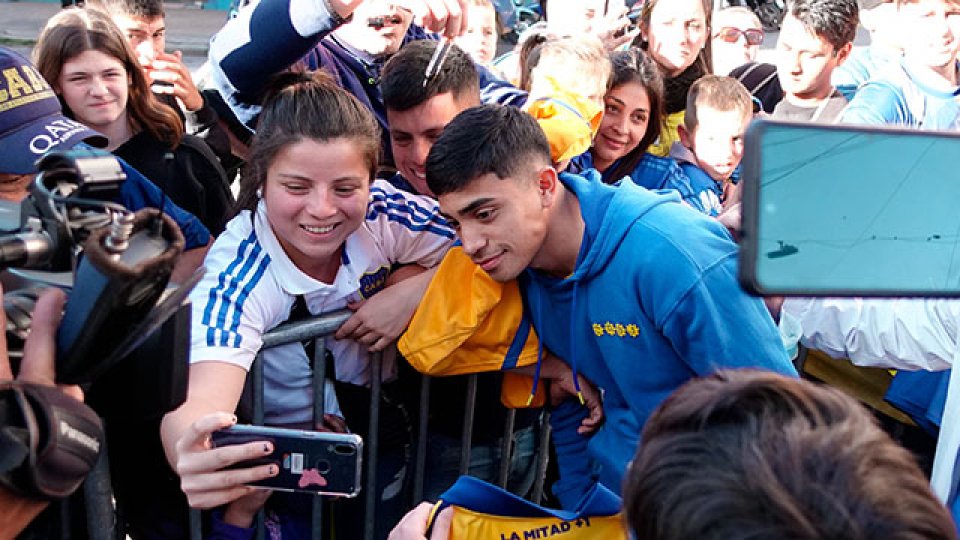 Los jugadores de Boca salieron del hotel para compartir un momento con sus fans.