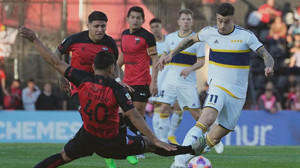 Boca sufrió pero venció a Colón y sueña con pelear el campeonato.