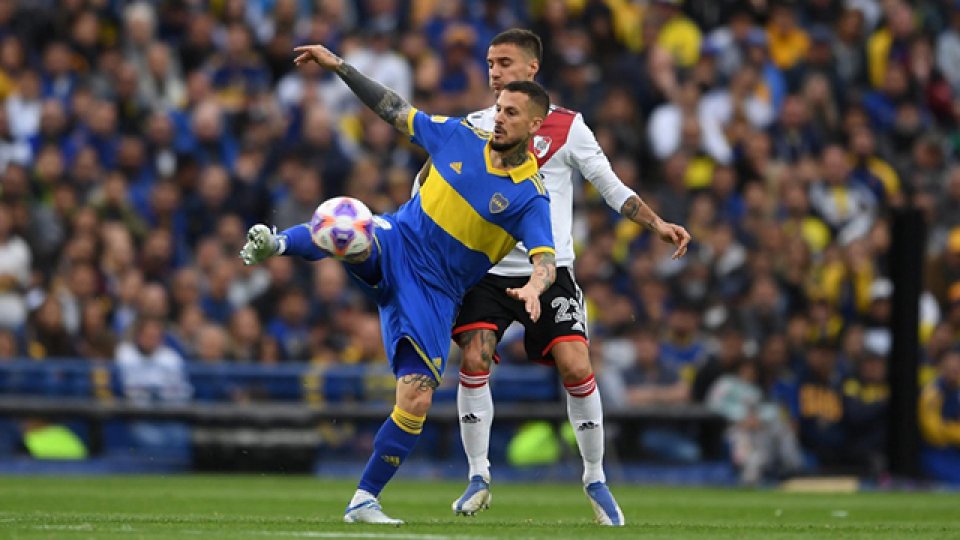 Boca aprovechó su momento para ganar el Superclásico y se mete en lucha.