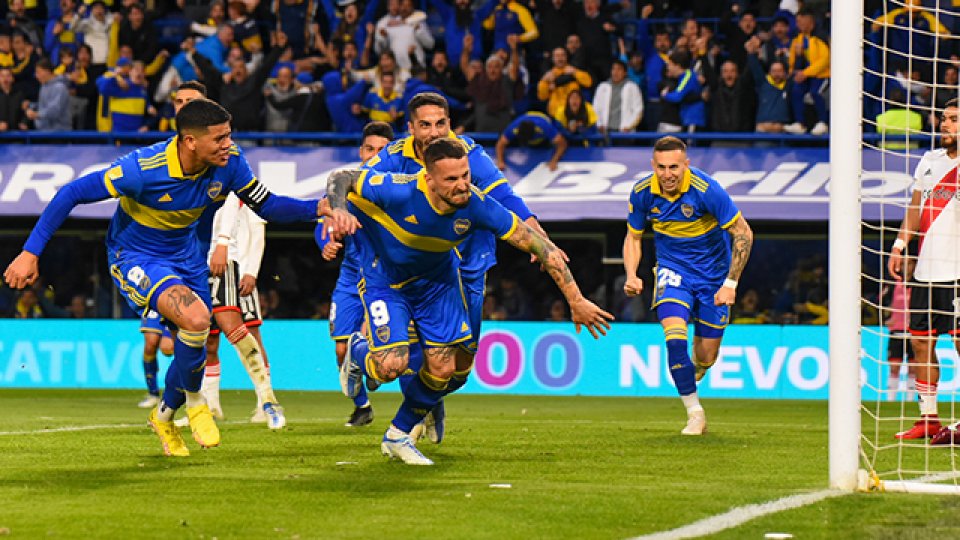 Boca aprovechó su momento para ganar el Superclásico y se mete en lucha.