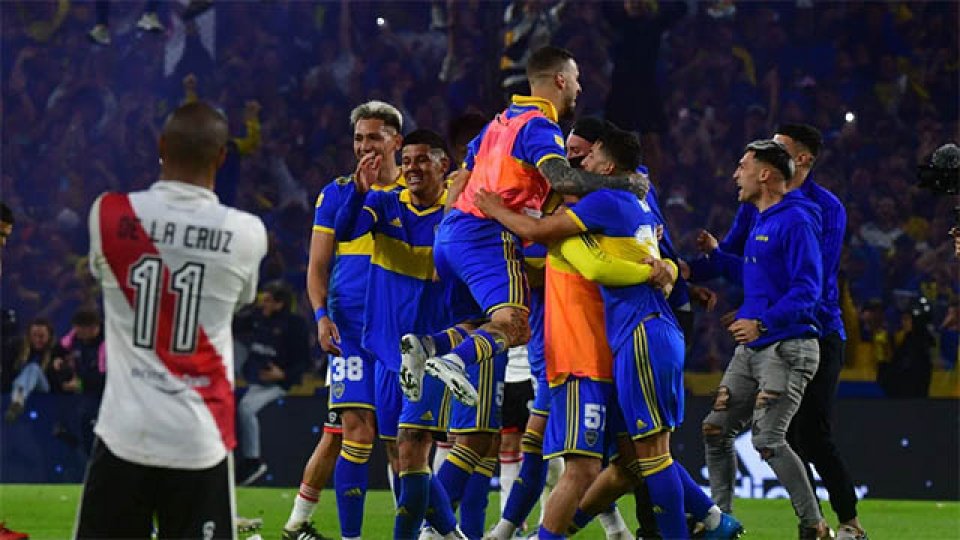 Boca aprovechó su momento para ganar el Superclásico y se mete en lucha.