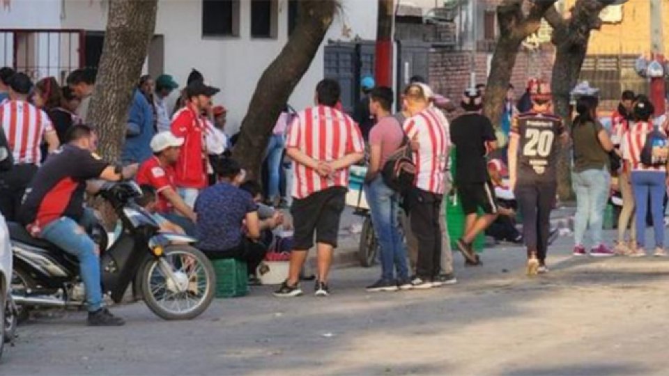 Un hombre murió tras recibir un balazo en un enfrentamiento entre barras.