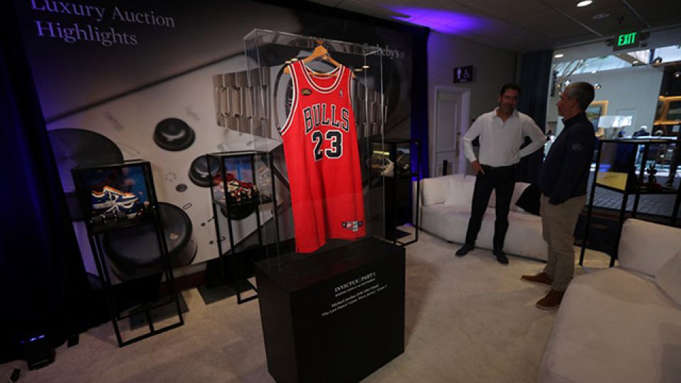 Subastaron una camiseta de Jordan más cara que la de Maradona.