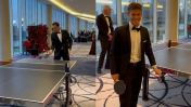 Video: Peque Schwartzman desafió al ping pong a Federer