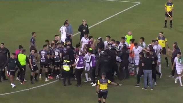 Central Norte y Sportivo Belgrano protagonizaron una fuerte pelea.