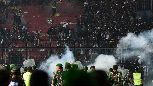 Tragedia en el fútbol de Indonesia: al menos 125 muertos tras incidentes en un partido