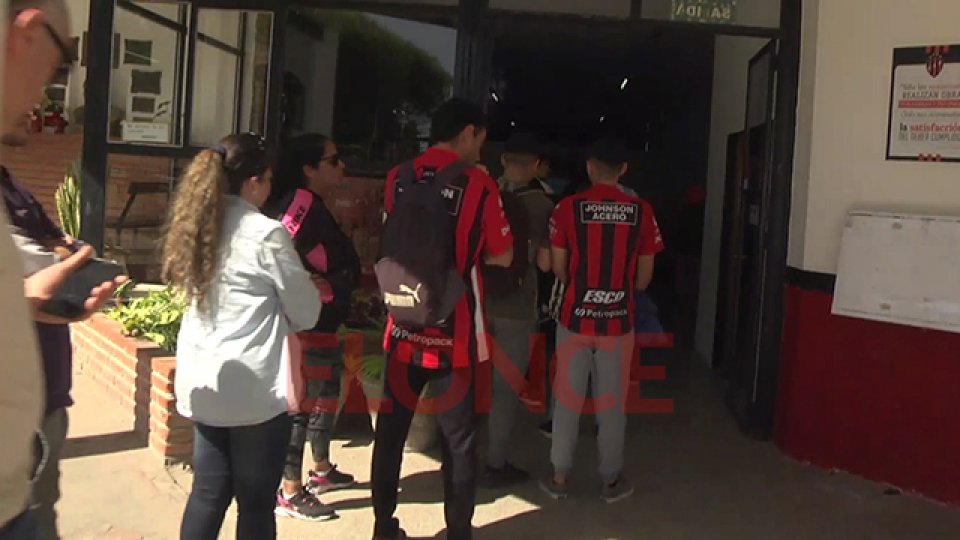 El p&uacute;blico se acerc&oacute; al Grella por las entradas.