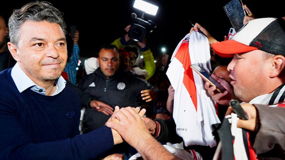 Marcelo Gallardo saludó a los hinchas que lo fueron a apoyar al River Camp.