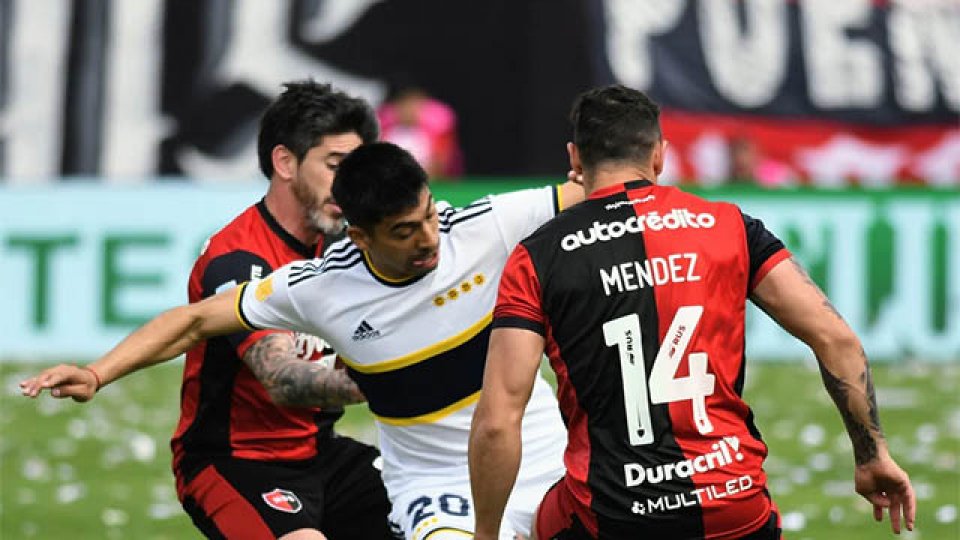 La Lepra le ganó a Boca con diez jugadores y le puso picante a la Liga.