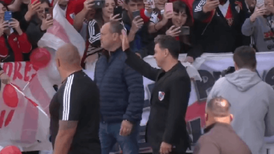 Emotivo banderazo a Gallardo en su último partido en River.