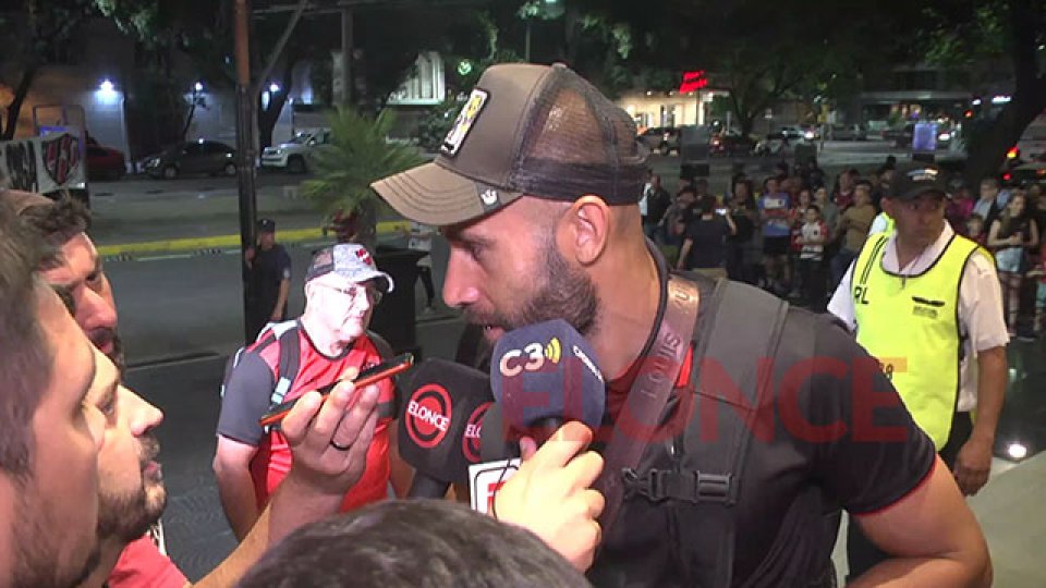 Los jugadores prestaron declaraciones al llegar al hotel.