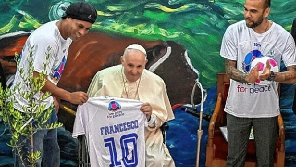 El Papa Francisco y Ronaldinho participaron del homenaje a Maradona.