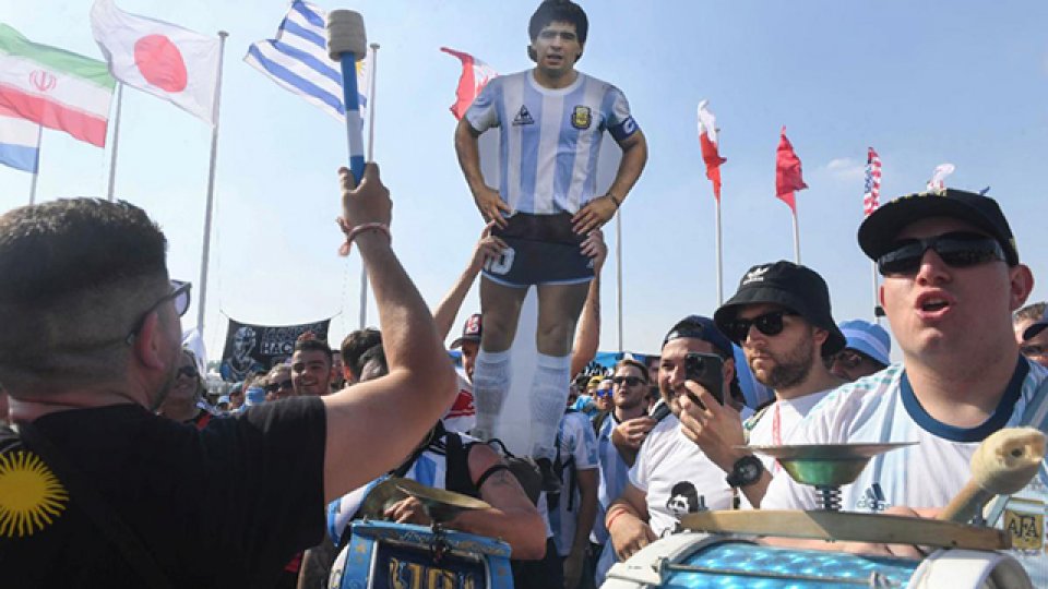 El fútbol conmemora a Diego en pleno Mundial de Qatar.