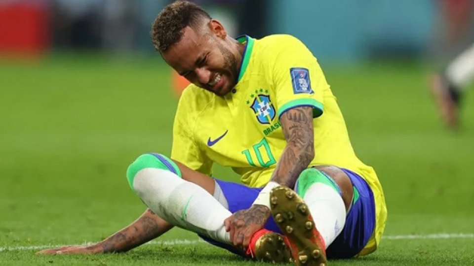 Neymar debió retirarse del campo en el segundo tiempo.