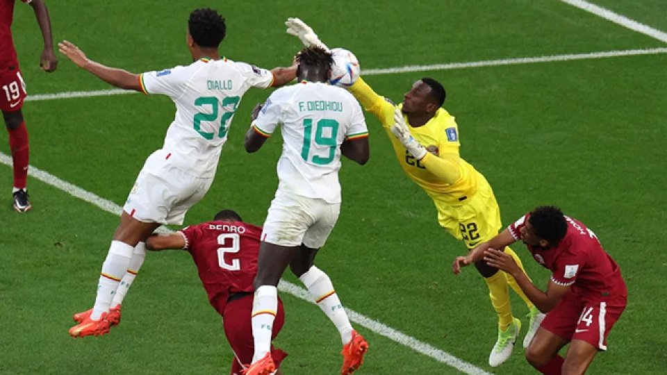 Senegal le ganó a Qatar y se metió en la pelea por la clasificación.