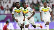 Senegal le ganó un partido clave a Qatar y pelea por clasificar en el Mundial