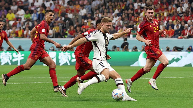 Alemania rescató un empate ante España y sigue vivo en el Mundial.