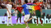 Video: un hincha ingresó al partido Uruguay-Portugal con una bandera en señal de protesta
