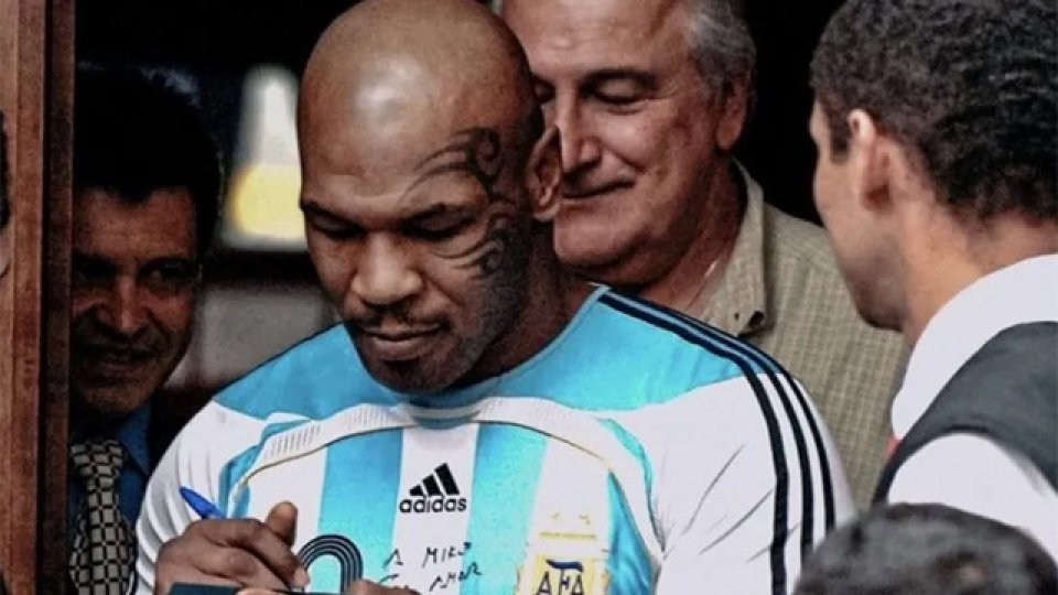 Tyson defendió a Messi de Canelo.