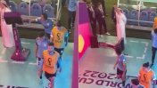 Video: Cavani se desquitó con el VAR, tras la eliminación de Uruguay