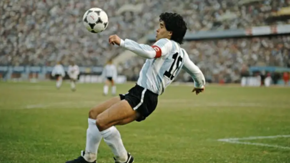Subastan la primera camiseta que Diego Maradona usó en un Mundial.