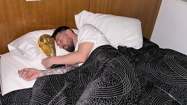 Messi durmió con la Copa del Mundo.