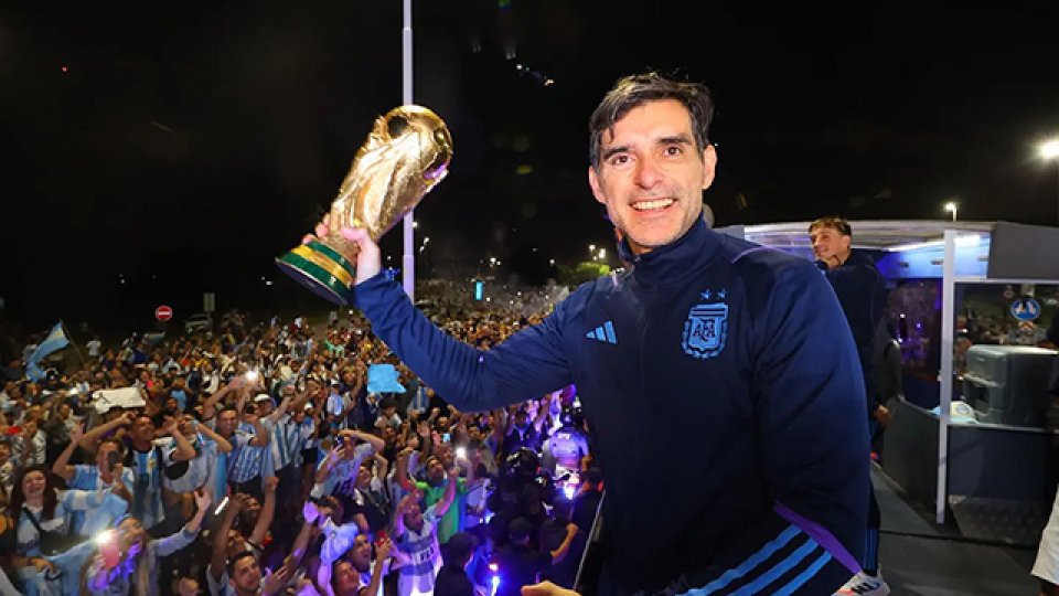 La foto de Roberto Ayala con la Copa del Mundo en el arribo argentino.