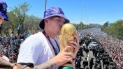 Lisandro Martínez posó con la copa durante los festejos en Argentina