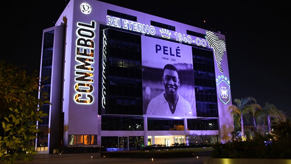 La Conmebol iluminó su sede en homenaje a Pelé.