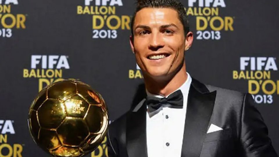 Cristiano Ronaldo vendió uno de sus balones de oro.