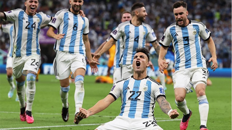 Argentina celebra el pase a semifinales tras imponerse 4 a 3 en los penales.