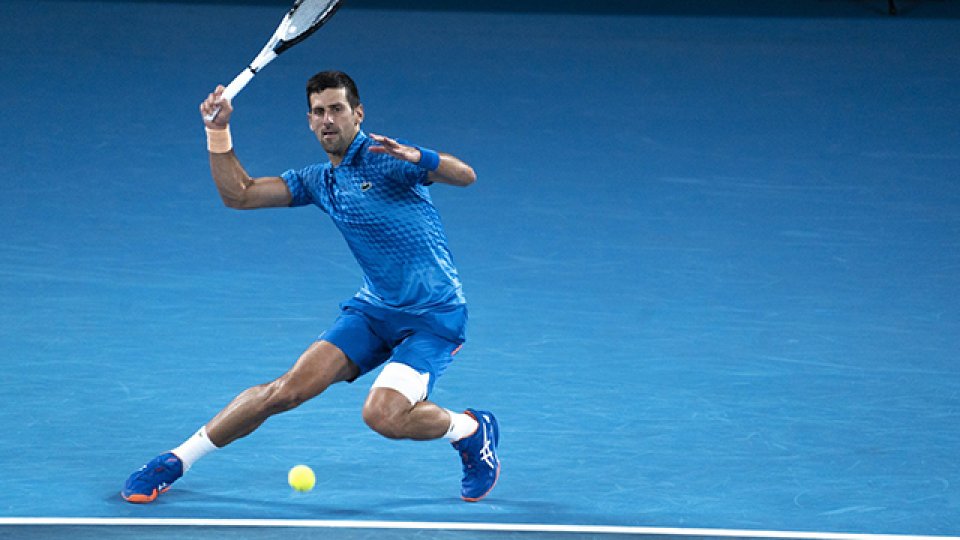 Novak Djokovic avanzó a la tercera ronda en el Australian Open.
