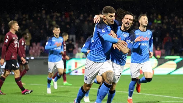 Napoli venció a Salernitana y sigue líder de la Serie A.