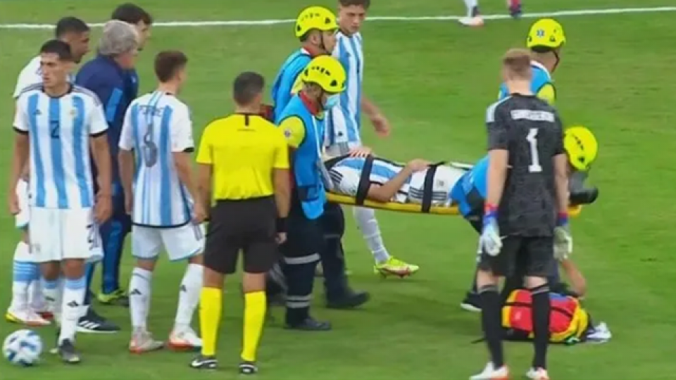 Facundo Buonanotte, sufrió un golpe en la espalda en el duelo contra Paraguay.