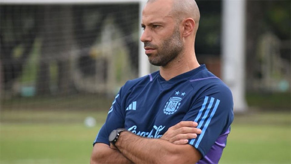 Tapia quiere que Mascherano siga en el cargo.