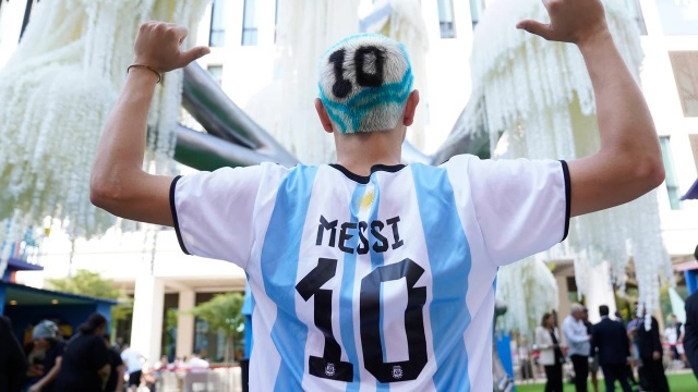 Se subasto una camiseta con la firma de Messi por millones de pesos.